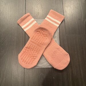 NWT - Non-Slip Yoga Crew Socks (Pink)